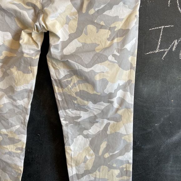 ❣️Tommy Hilfiger camouflage Capri pants. Patel yellow, grey and white. Size 6. - Picture 7 of 13
